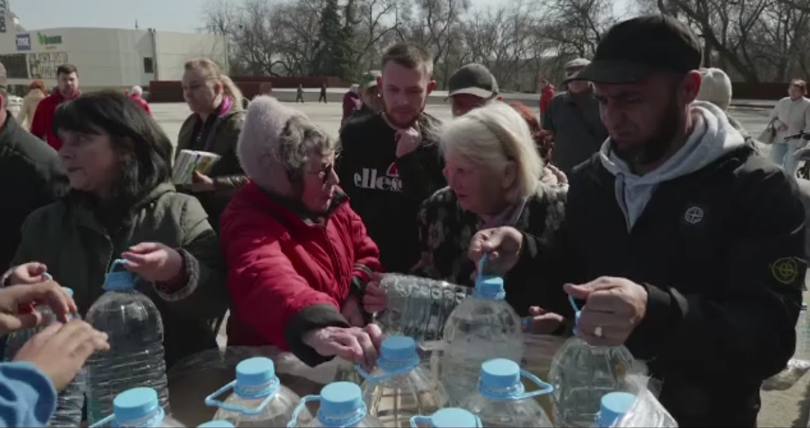 Zeci de tone de apă, donate de ieșeni pentru moldovenii din Republică. Apa Nistrului e otrăvită