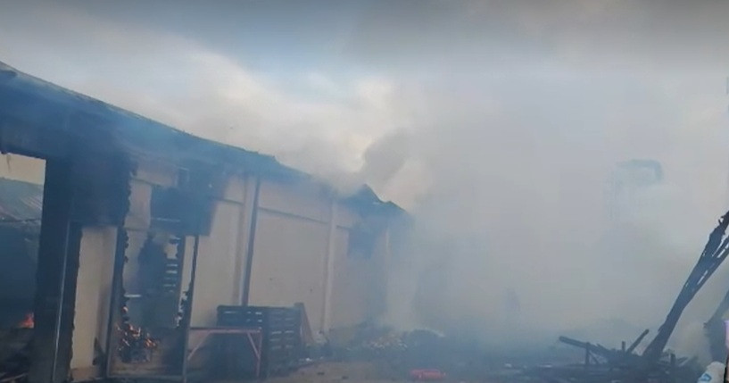 Fabrica de cherestea din județul Bacău cuprinsă de flăcări. A fost emis și un mesaj RO-Alert