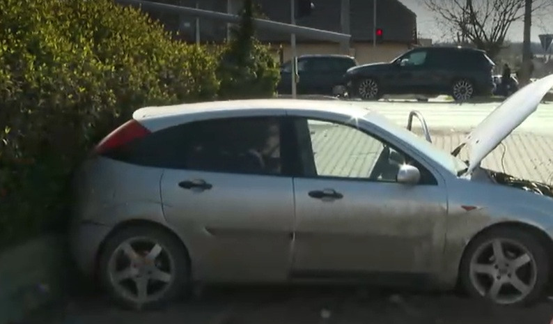 Accident grav în Timiș. Două mașini s-au ciocnit, iar una dintre ele a ajuns în gardul unui case