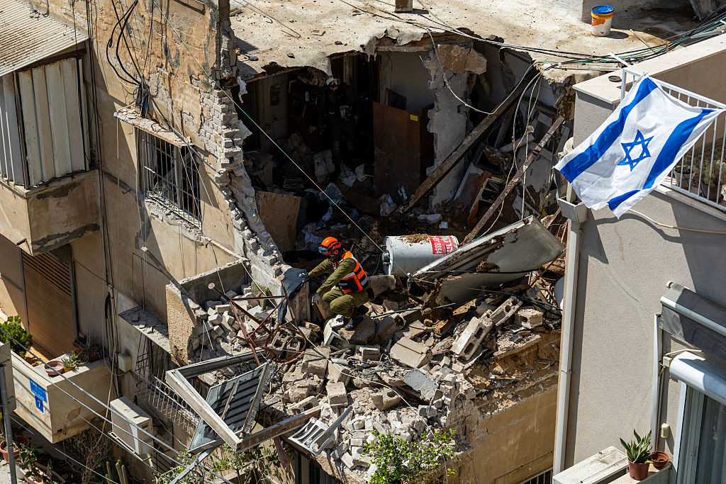 Cel puţin 15 răniţi după un atac cu rachetă iraniană asupra Tel Aviv. Explozia a provocat pagube &icirc;n mai multe zone