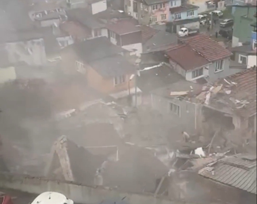 Două clădiri s-au prăbușit în Istanbul, după o explozie. Mai multe persoane au fost scoase de sub dărâmături | VIDEO