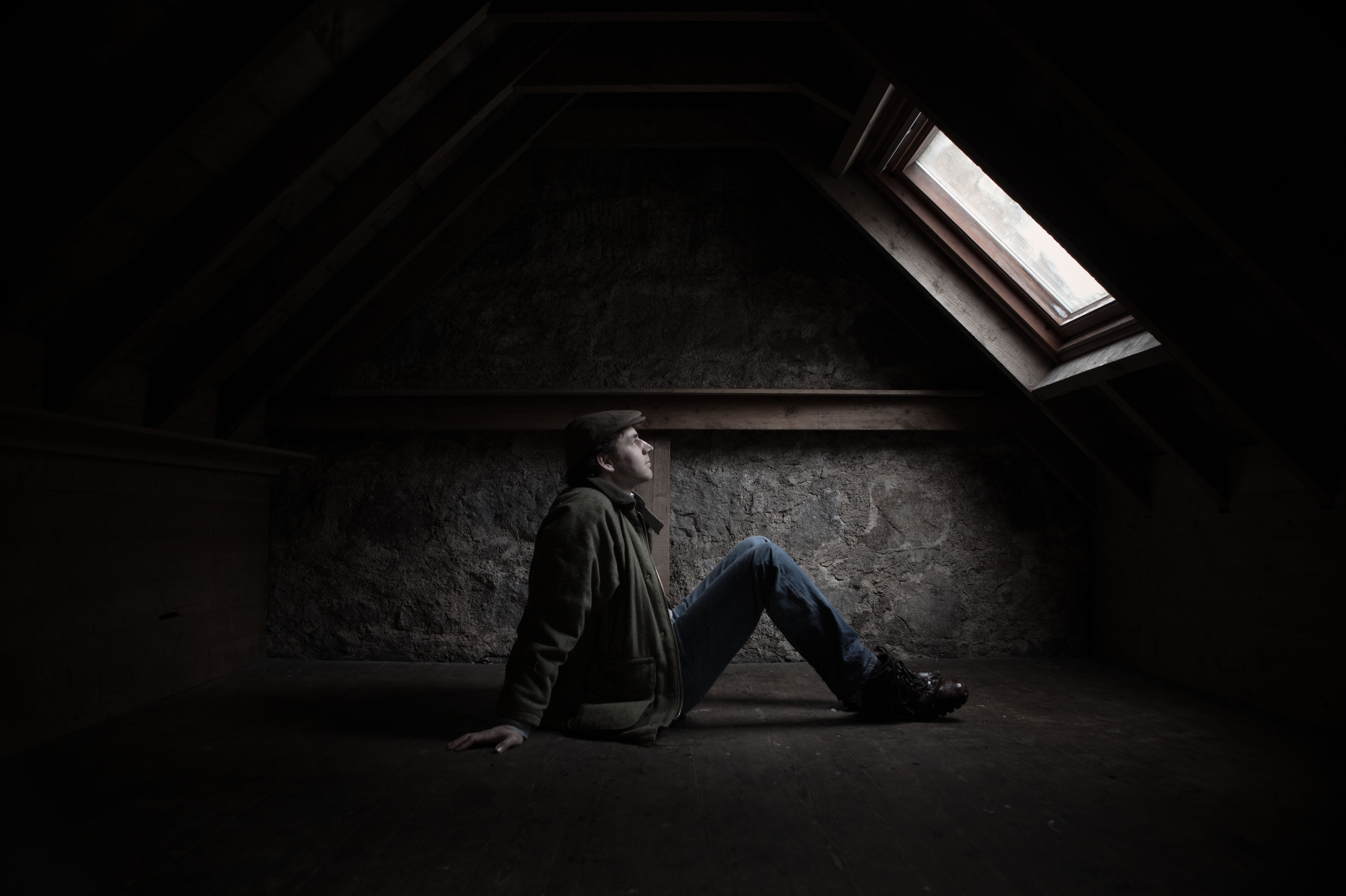 O femeie din Anglia a descoperit că un bărbat locuia &icirc;n podul casei sale de luni de zile: &bdquo;Auzeam pași. Nimeni nu m-a crezut&rdquo;