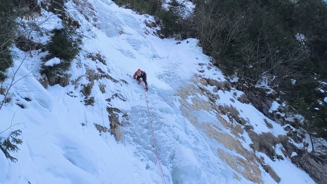 Zăpadă și gheață pe traseele montane de la mare altitudine. Avertismentul salvamontiștilor, după ce un bărbat s-a rănit grav