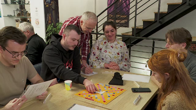 Tot mai mulți români redescoperă jocurile de societate. Care este preferatul tinerilor și de ce