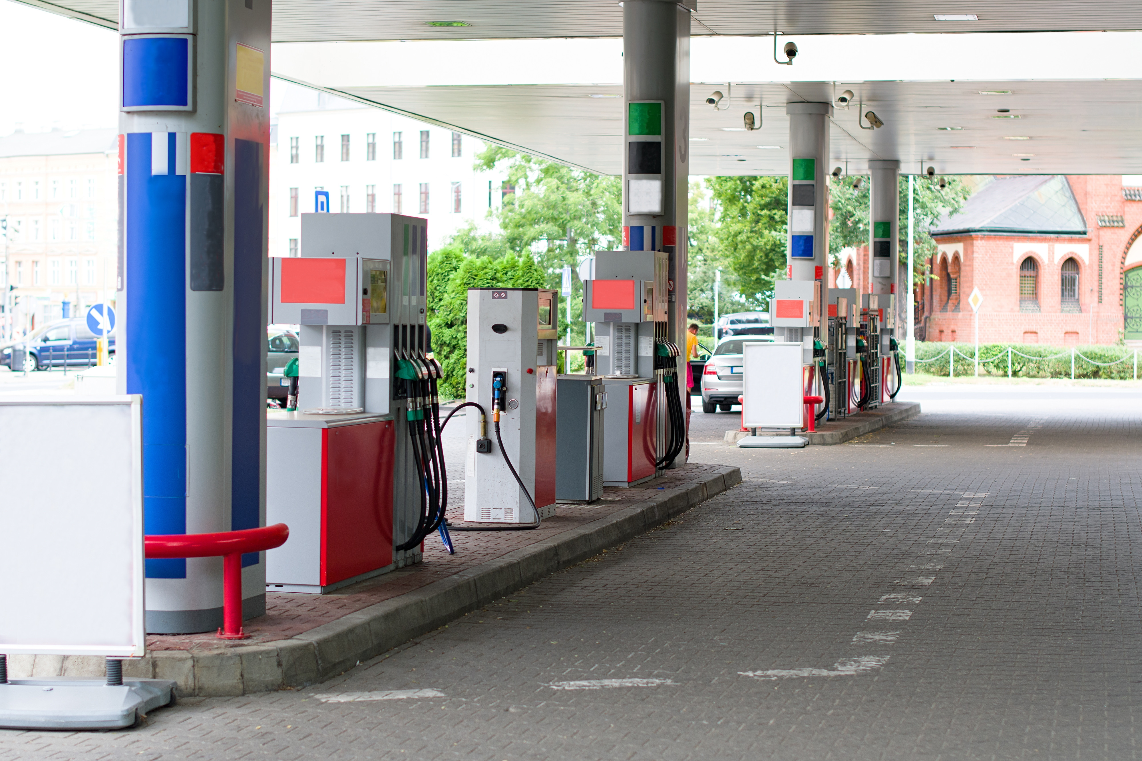 Cu cât s-ar putea ieftini motorina după ce guvernul va declara stare de urgență. Primele estimări ale prețului la pompă