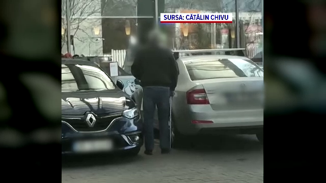 Polițiștii din Brăila caută un bărbat cu c&acirc;rje, filmat c&acirc;nd se urcă la volanul unei mașini. Imaginile au devenit virale