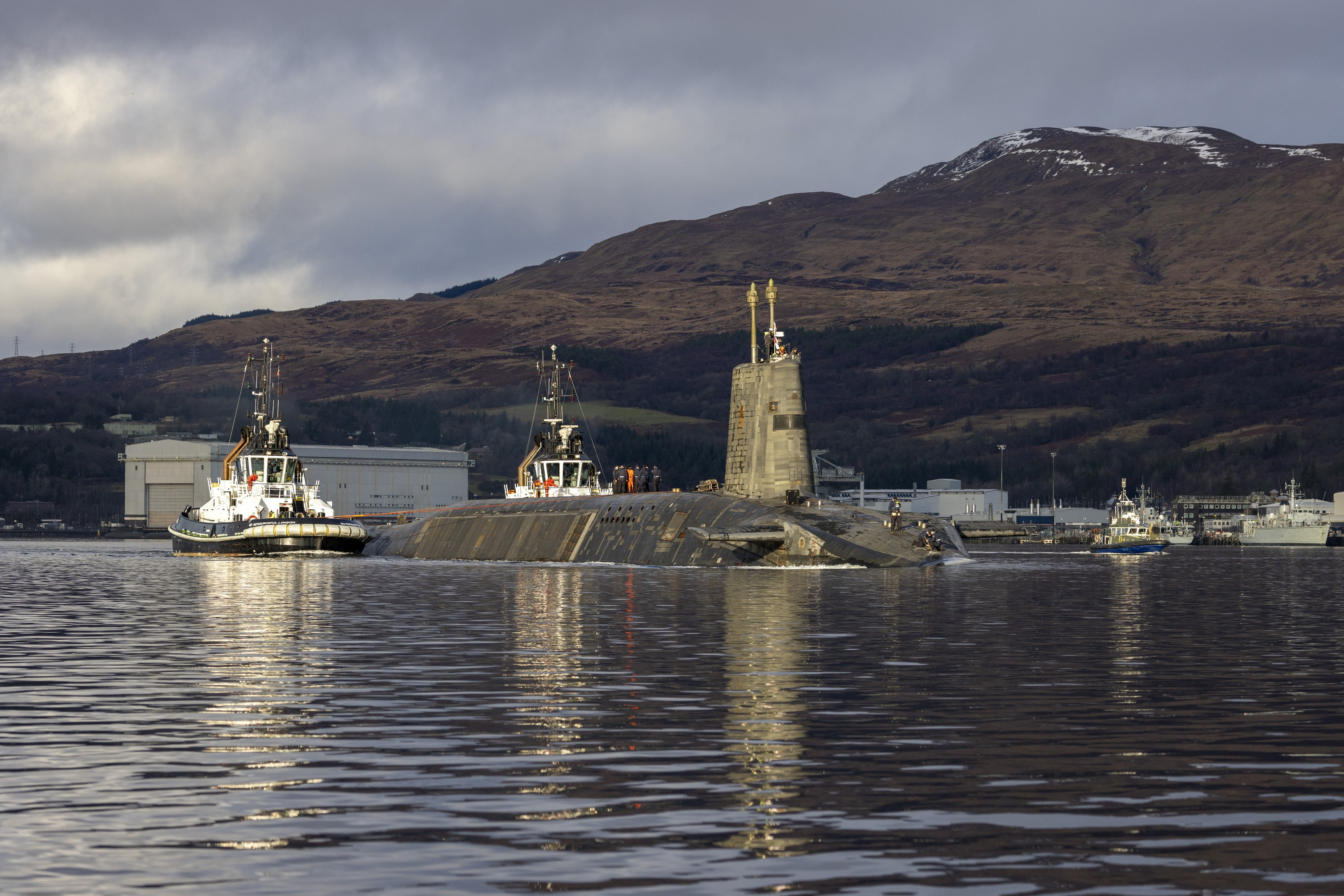 Un iranian și o româncă ar fi încercat să pătrundă într-o bază de submarine nucleare din Scoția. Ce au decis procurorii