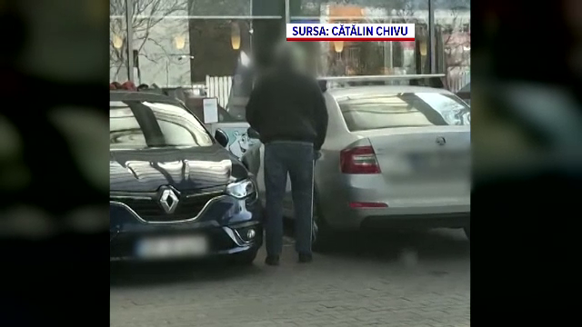 Un bătrân în baston, cu dificultate la mers, surprins urcând la volan. Imaginile au generat reacții în spațiul online