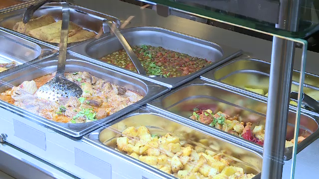 Cantină din centrul Brașovului, destinată elevilor, luată cu asalt de turiști. &bdquo;Astfel de prețuri sunt mai rare&rdquo;