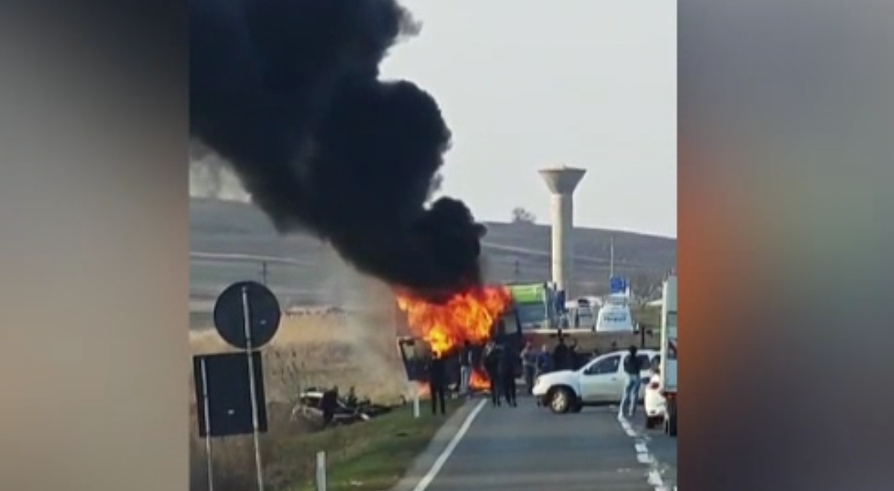 TIR &icirc;n flăcări la Vaslui, după impactul cu un autoturism. Accidentul e greu de explicat