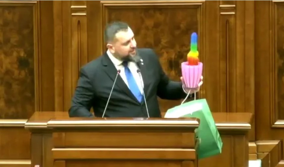 VIDEO. Un senator AUR a venit cu un cactus în culorile curcubeului în Parlament și l-a dedicat celor de la USR: ”E rezistent”