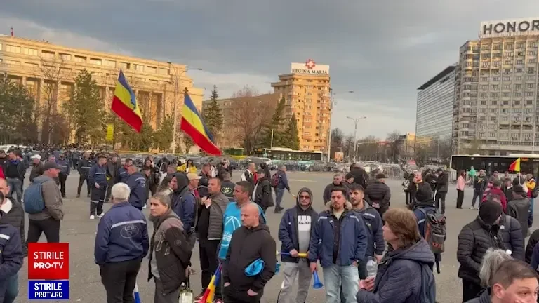Minerii protestează în fața Guvernului și cer oprirea închiderii minelor: „Fără noi lumina se stinge!”