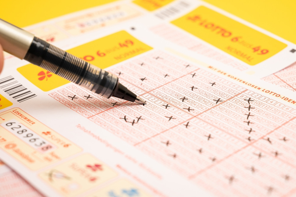 Cum a pierdut un jucător la loto 1,5 milioane de euro. Gestul făcut de casierul benzinăriei unde și-a verificat biletul