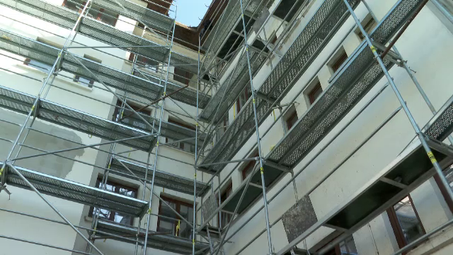 Un tânăr din Arad e în stare gravă, după ce a căzut de la 16 metri. Muncea fără echipament de protecție la acoperiș