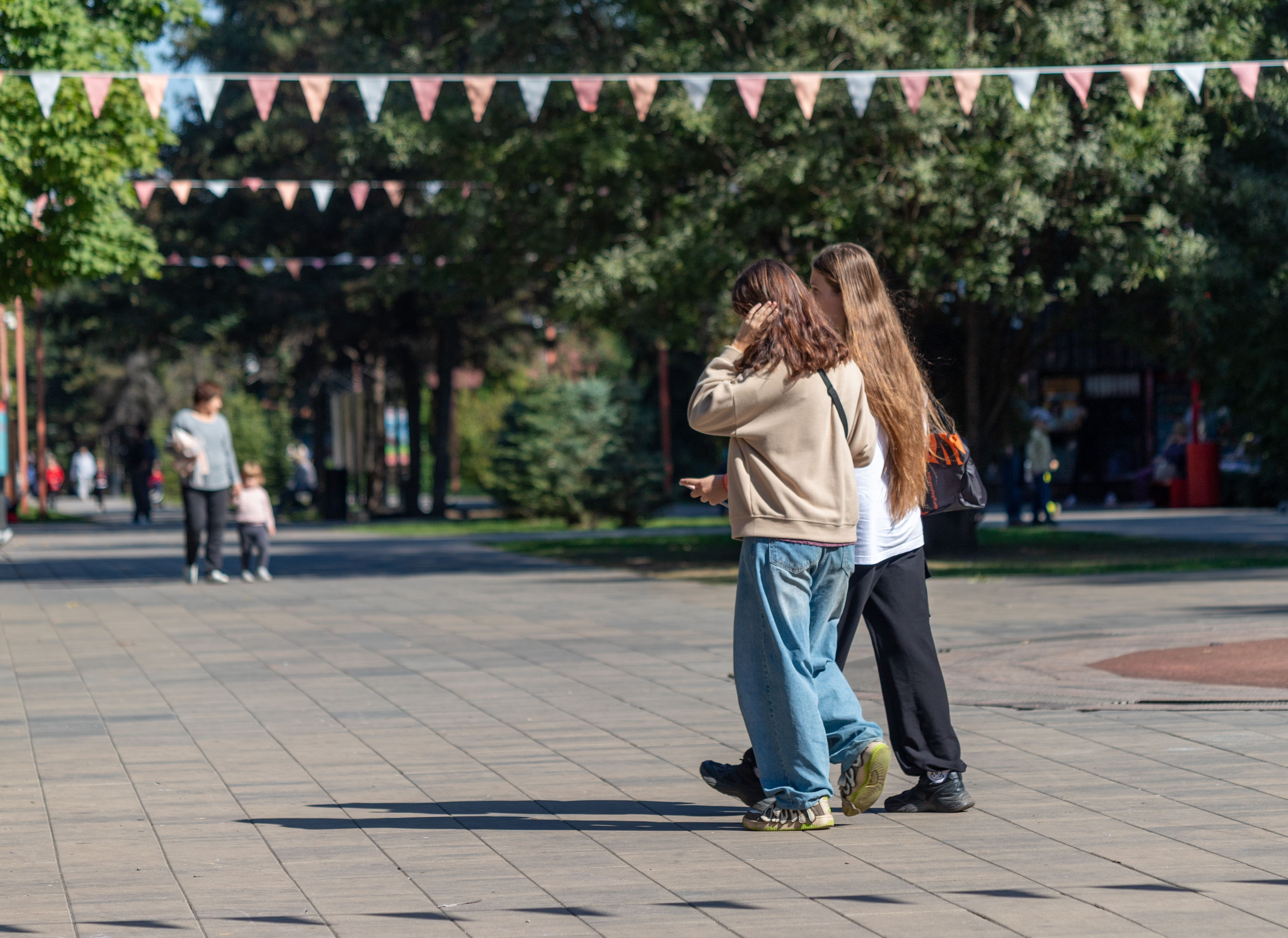 „Soft saving” ia locul economisirii clasice. Motivul pentru care tinerii pun bani deoparte pentru vacanțe, nu pentru casă