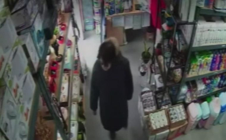 Furt filmat &icirc;ntr-un magazin din T&acirc;rgu Jiu. Ce a sustras o femeie de pe un raft, după ce a analizat cu atenție produsele
