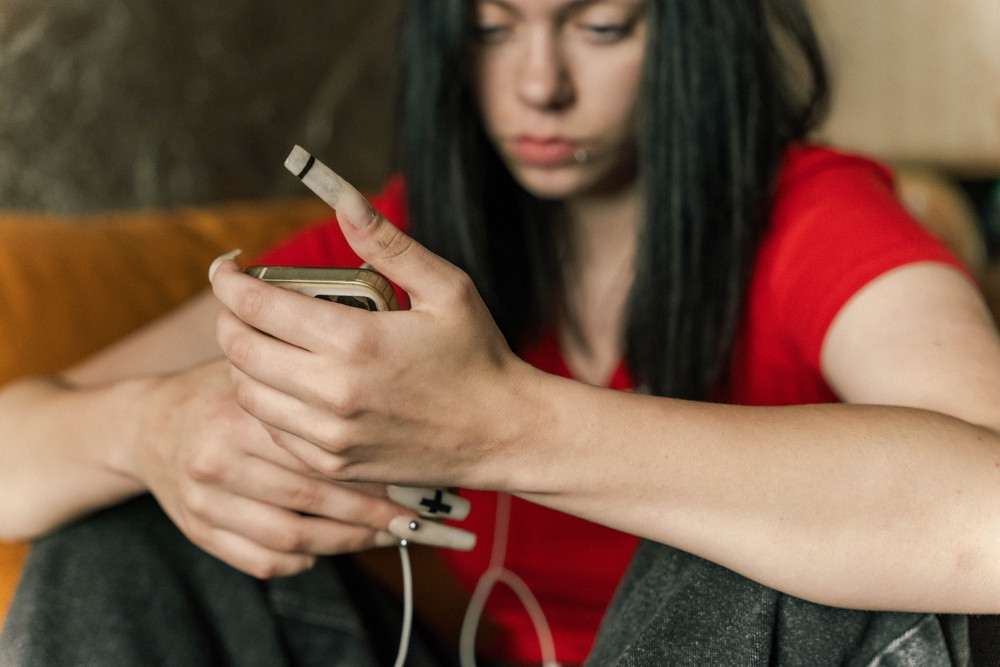 Invenția care ajută persoanele cu unghiile foarte lungi să folosească ecranul telefon. Cum funcionează