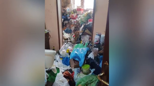 O femeie din Craiova și-a transformat apartamentul &icirc;n groapă de gunoi. &bdquo;Mirosul și ce este acolo e jale&rdquo;