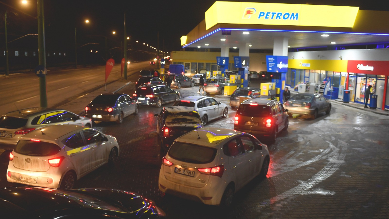 Guvernul bate noi recorduri la lipsă de reacție: Rom&acirc;nia, printre ultimele state UE fără măsuri pentru criza carburanților