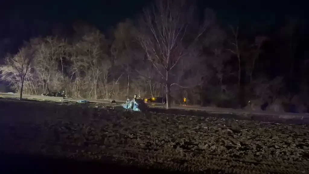 Grav accident în Neamţ, între două mașini. Una a luat foc după impact, patru persoane au murit