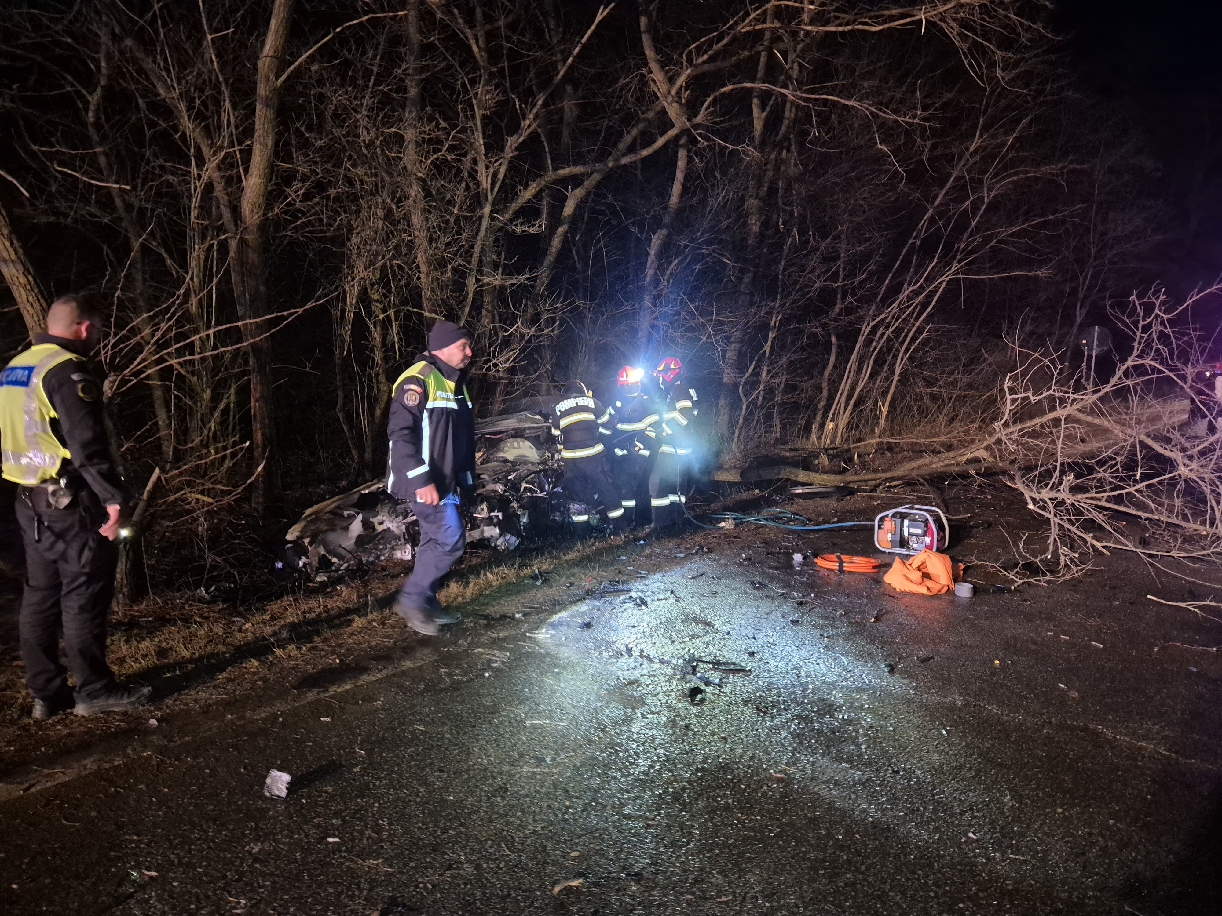 Grav accident în Neamţ, între două mașini. Una a luat foc după impact, patru persoane au murit