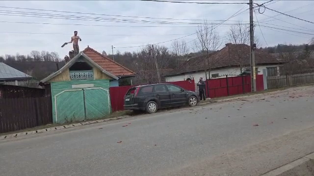 Un bărbat urcat pe casă le-a cerut polițiștilor să &icirc;i pună o melodie după ce a aruncat cu țigle &icirc;n ei. Ce a urmat