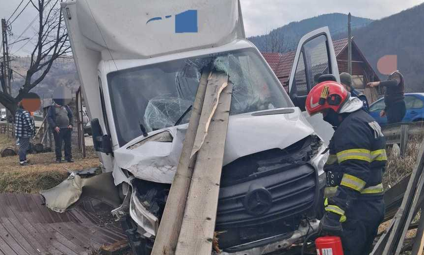 Un bărbat  a intrat cu autoutilitara &icirc;ntr-un gard, parbrizul fiind străpuns de stinghii, &icirc;n județul Neamț