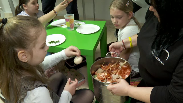 Încondeierea ouălor de Paște, arta de pe vremea străbunicilor. Copiii maramureșeni au învățat tradiții pascale vechi