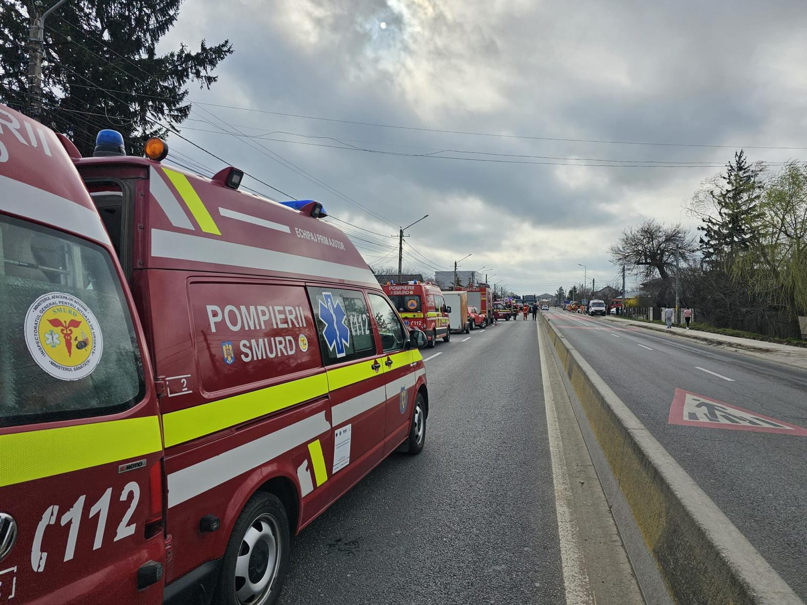 Accident rutier în Dâmbovița, între un microbuz școlar și un TIR. Patru minori şi un adult, transportați la spital