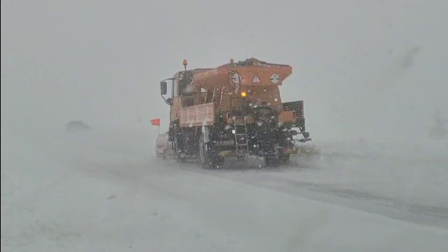 Ninge abundent la munte. Nămeți de până la un metru și restricții de circulație pe mai multe drumuri din țară