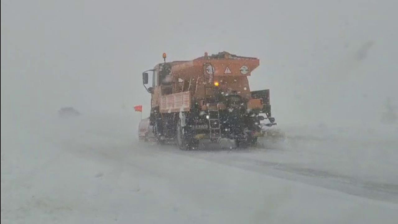 Ninge pe Transfăgărășan: utilaje de deszăpezire, vizibilitate redusă