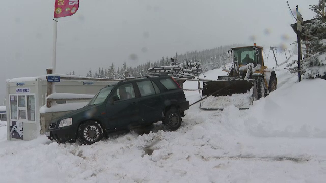 Ninsorile au creat probleme la munte. Drumurile sunt afectate. „Sper să reușim să coborâm”