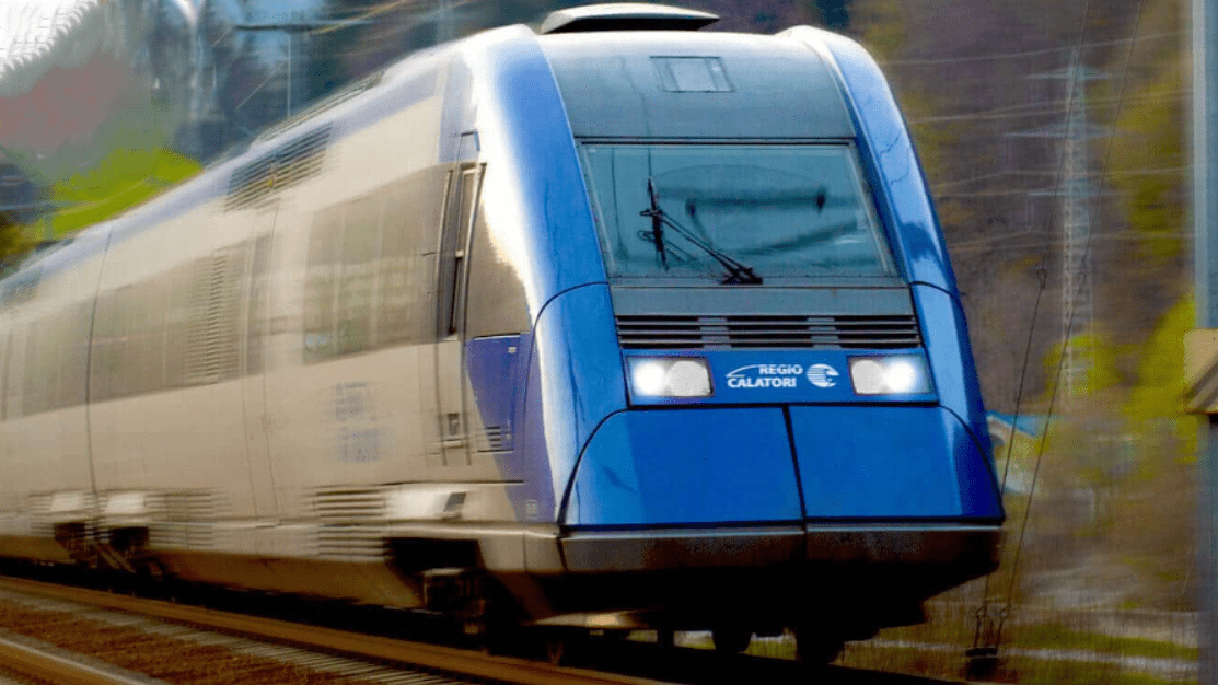 Mecanicul unui tren privat de călători Galați-Suceava și-a dat seama că a fost direcționat pe o linie greșită. Ce a urmat