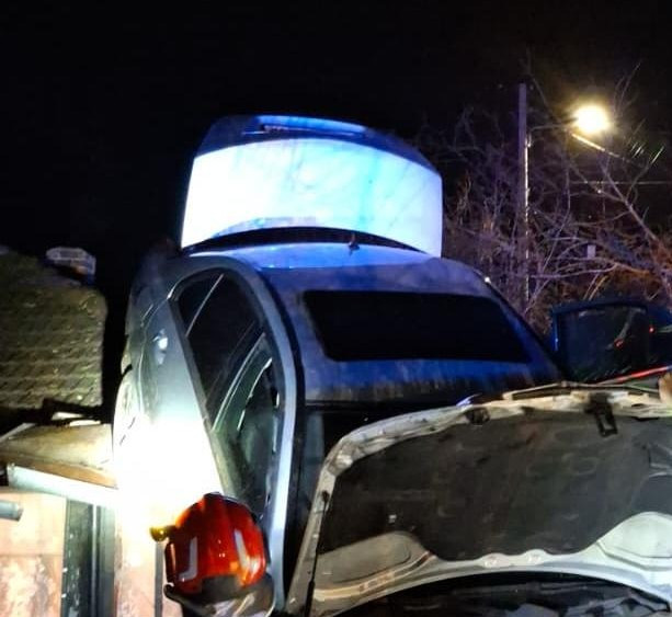Accident neobișnuit. Un autoturism a ajuns pe acoperişul unei case, într-un sat din Prahova