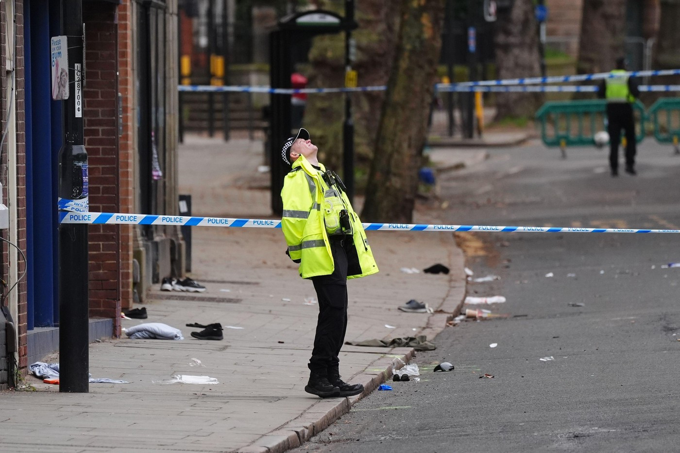 Șapte persoane rănite după ce o mașină a intrat &icirc;n pietoni, &icirc;n centrul orașului Derby. Un bărbat a fost arestat