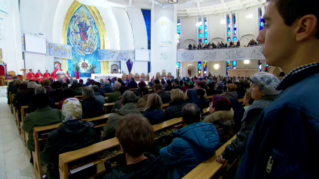 Credincioșii catolici au sfidat vremea rea pentru a participa la liturghia de Florii. ”Contează ce e în sufletul nostru”
