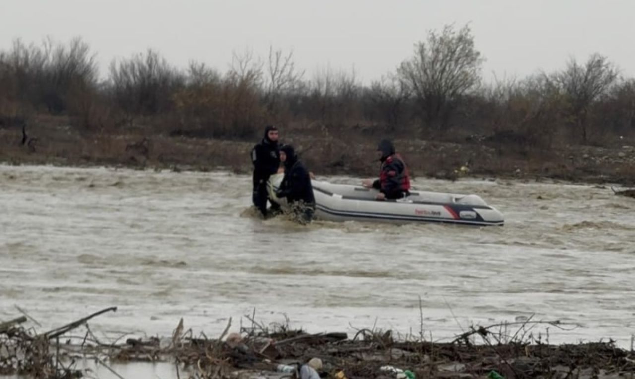 Cod portocaliu de inundații în 6 județe și cod galben în 22 de județe până luni la prânz. Avertismentul hidrologilor