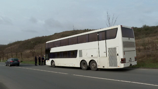 O elevă a căzut dintr-un autocar care mergea spre Brașov, după ce a activat din greșeală deschiderea automată a ușii