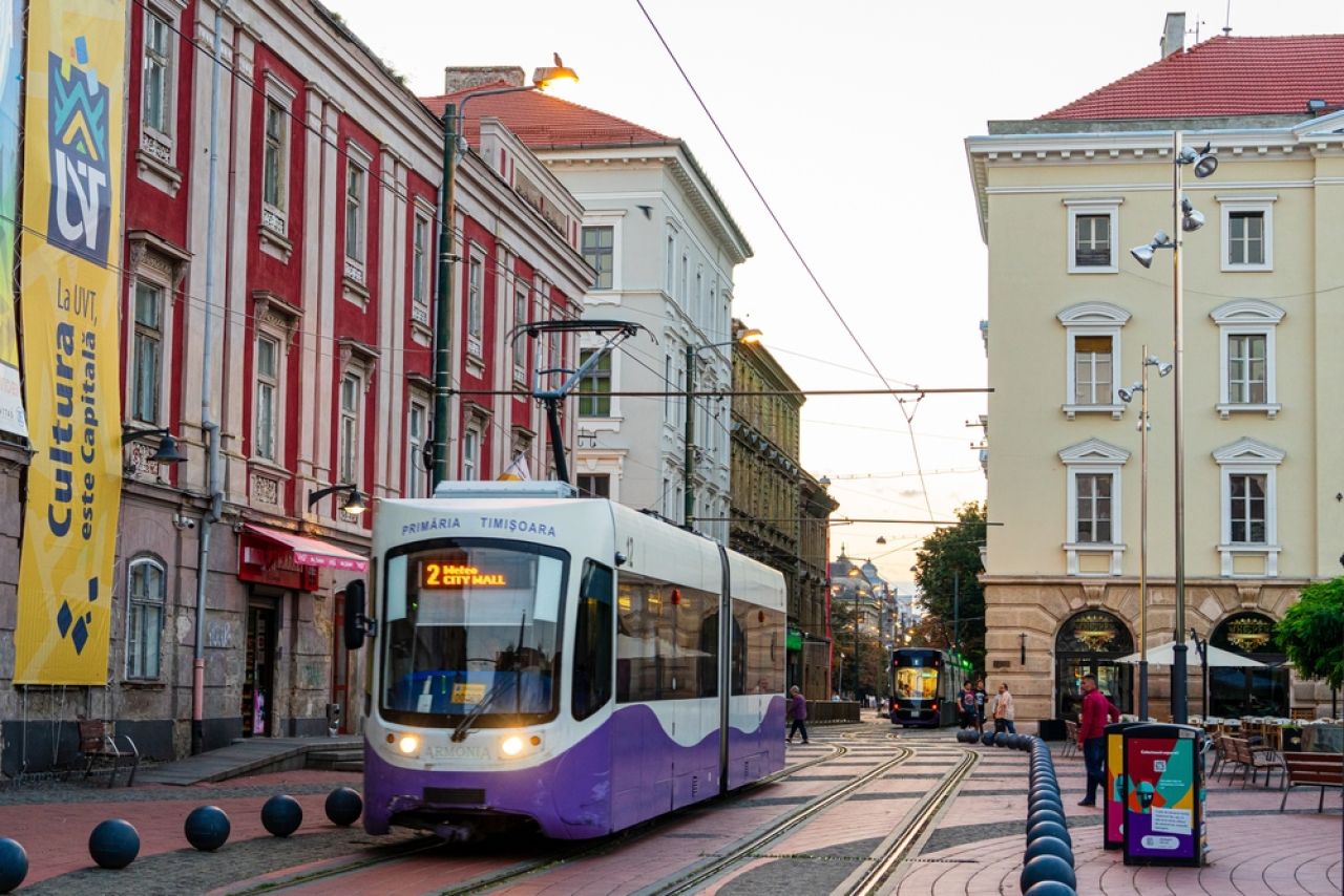 Viceprimarul Timișoarei, anchetat după ce a intrat cu mașina într-un tramvai