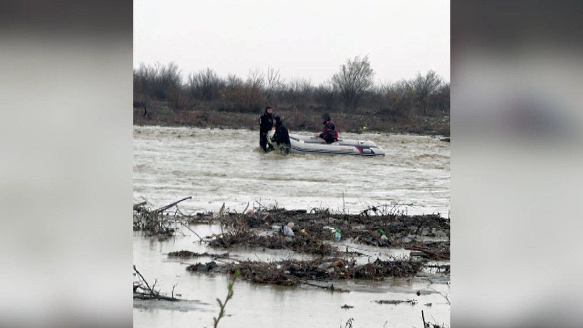 Localități din Vrancea, amenințate de inundații. Râurile Putna și Zăbala au ieșit din matcă. Toată întinderea, sub ape