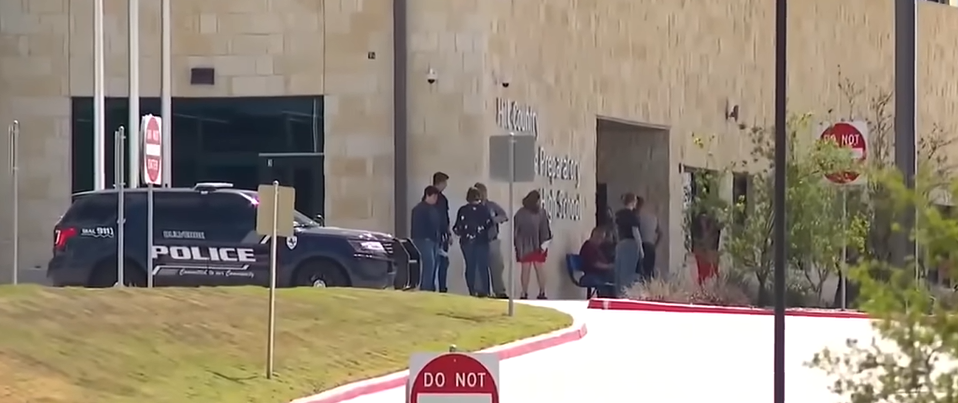 Atac armat într-un liceu din Texas. Un elev de 15 ani a împușcat o profesoară și apoi s-a sinucis