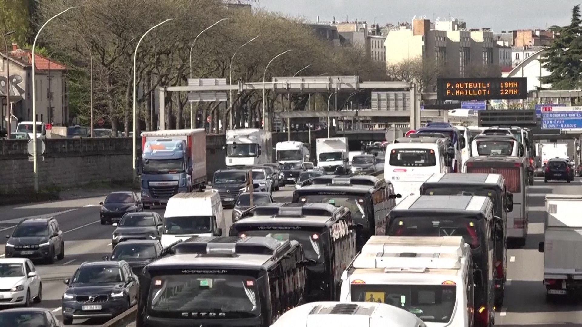 VIDEO. Proteste &icirc;n Paris. Zeci de autobuze și camioane au ieșit pe străzi, din cauza creșterii prețurilor la combustibil