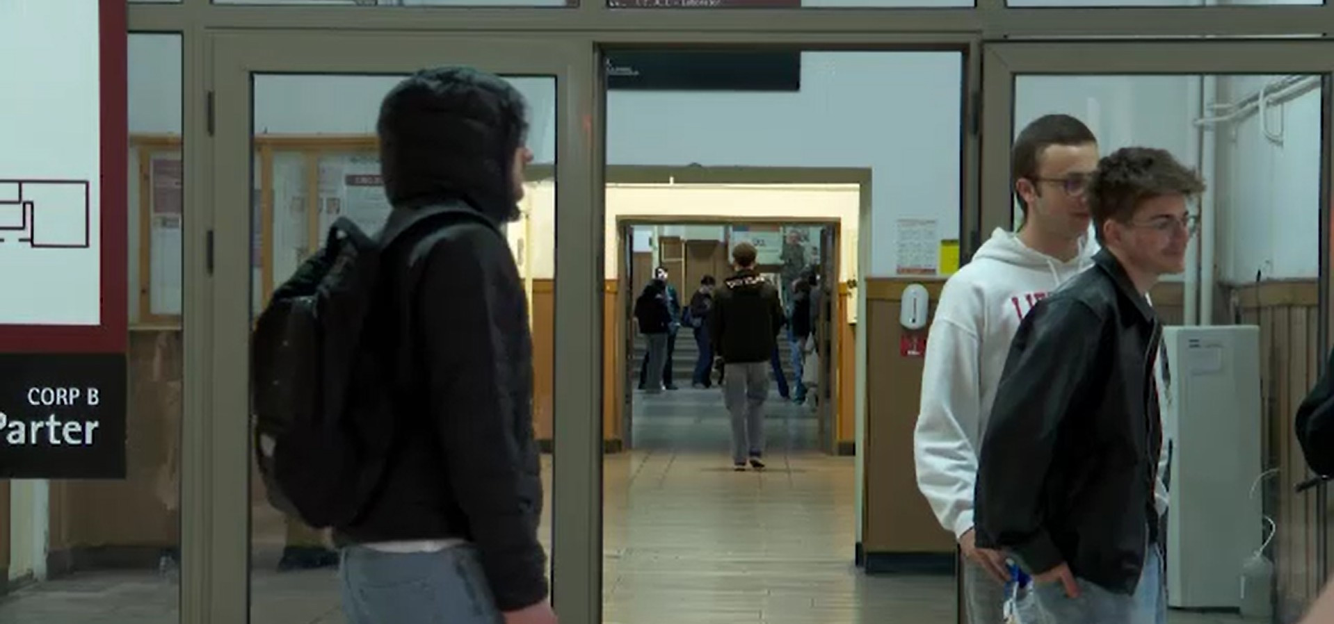 Tinerii care-și caută un loc de muncă se pl&acirc;ng de concurența acerbă: &bdquo;La 19 firme am aplicat, cred că doar două m-au sunat&rdquo;