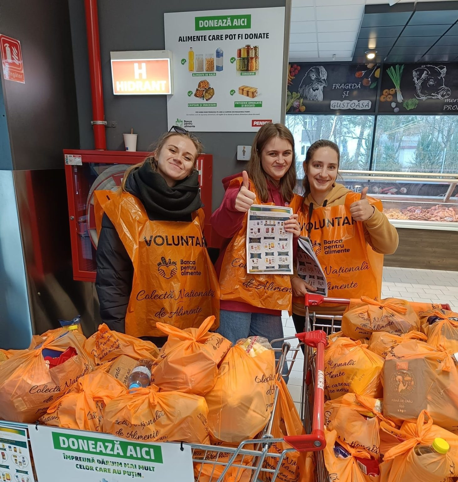 Colecta de Paște a Băncilor de Alimente. Copii care își dau ciocolata din mână și bătrâni ce donează, cu lacrimi în ochi