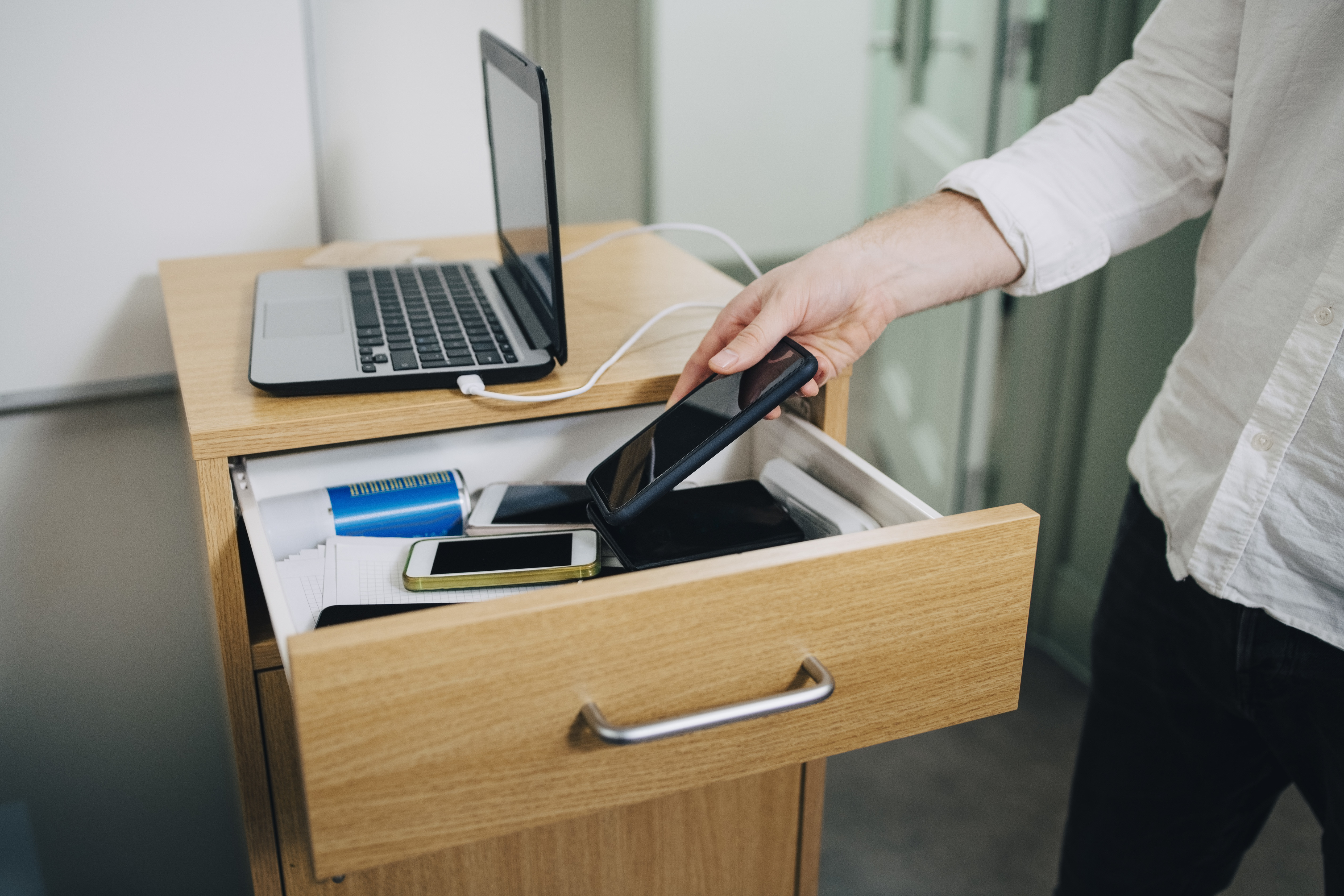 Pericolul din sertar. De ce nu e bine să păstrezi telefoanele vechi