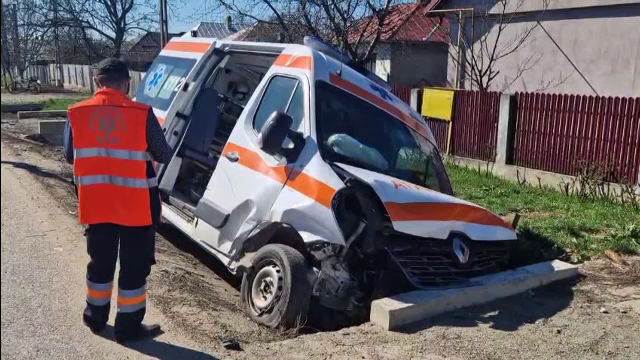 O ambulanță în misiune a ajuns în șanț, după ce a s-a ciocnit cu o mașină. Patru persoane au ajuns la spital