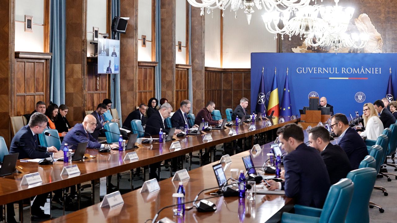 Guvernul a aprobat bugetele IOR și Romarm și alocă peste 16,6 miliarde de euro prin SAFE. Lista deciziilor luate joi