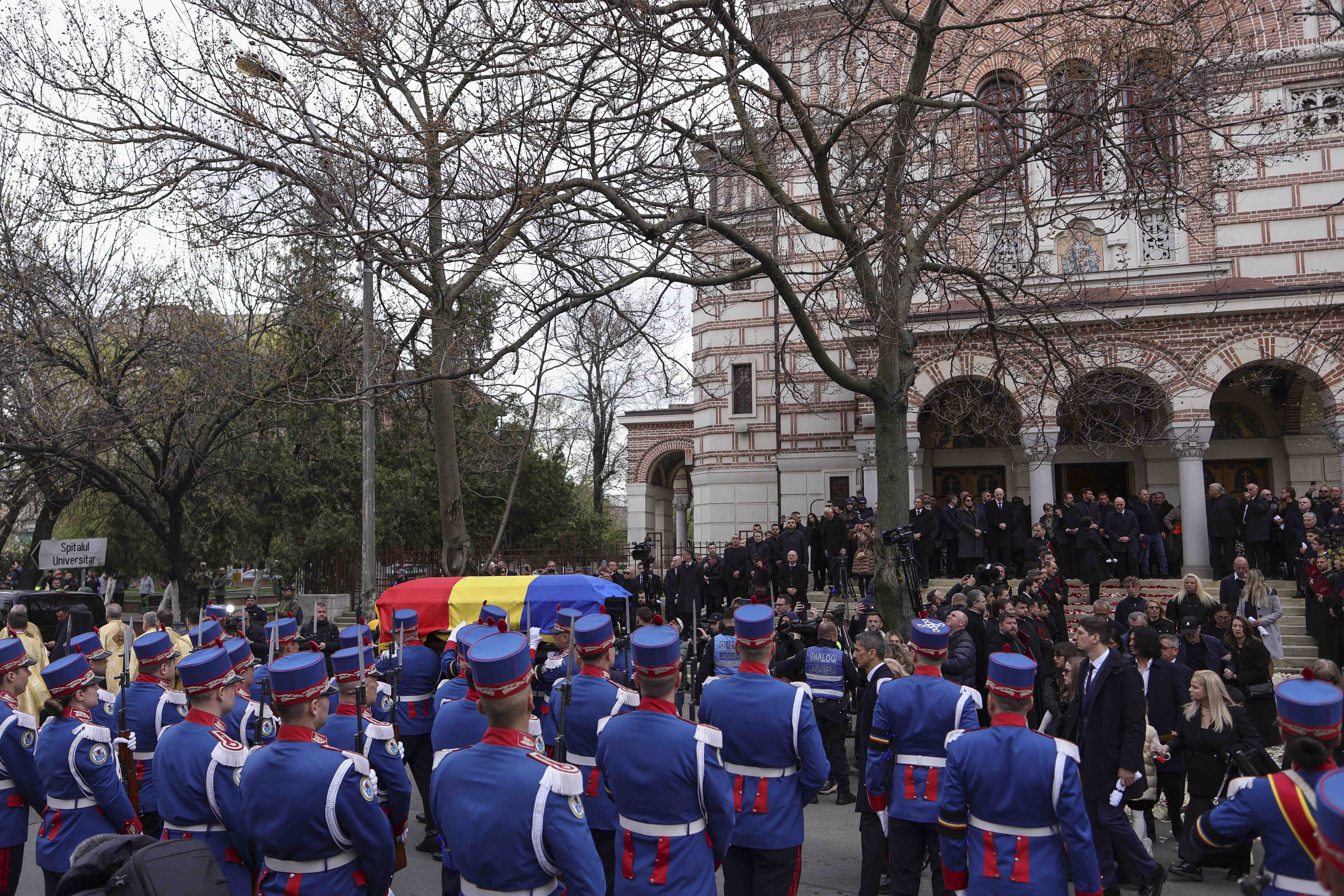 Mircea lucescu inmormantare funeralii octav ganea 3