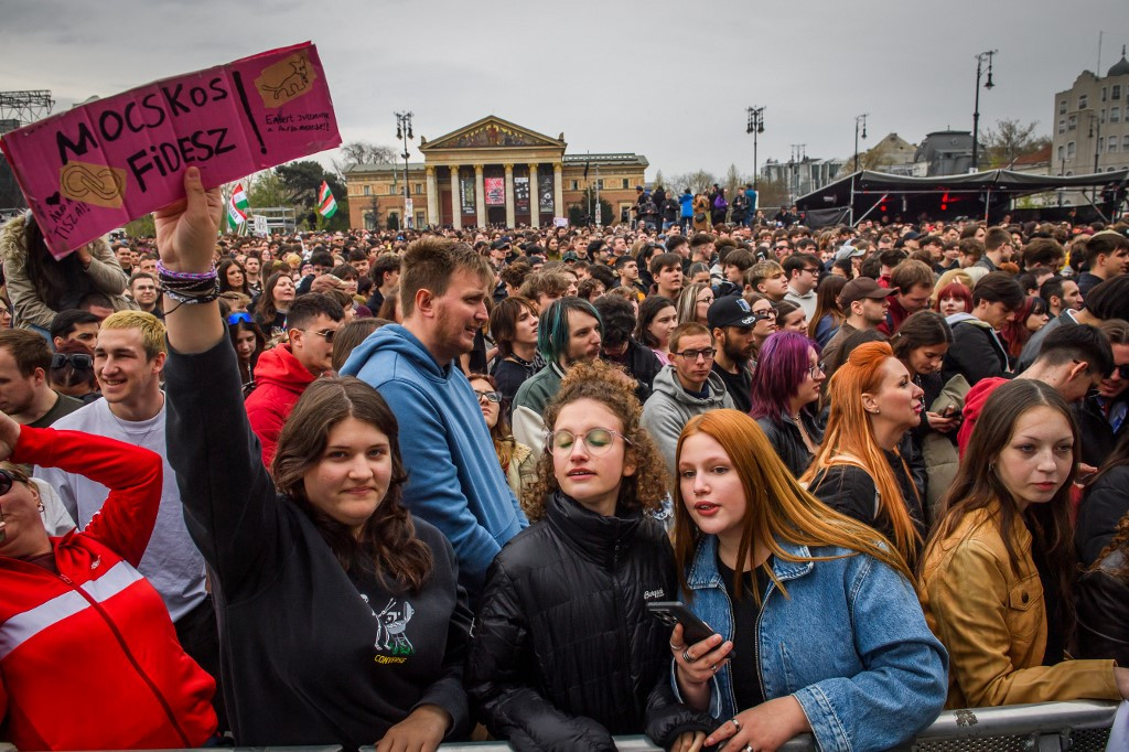 ”Rușilor, plecați acasă!”. Peste 100000 de maghiari au participat la un concert-manifest de 7 ore, împotriva lui Viktor Orban