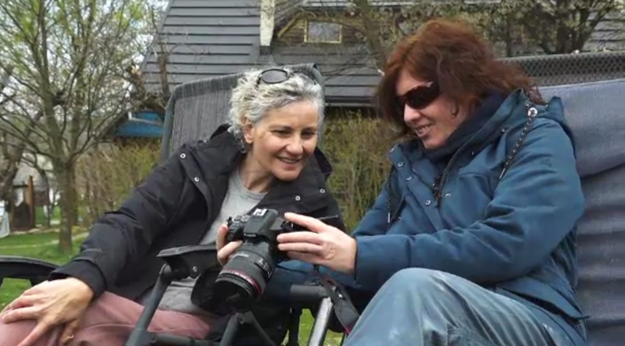 Maramureșul văzut prin ochii străinilor. O franțuzoaică se bucură de faptul că străzile de la sat nu sunt asfaltate